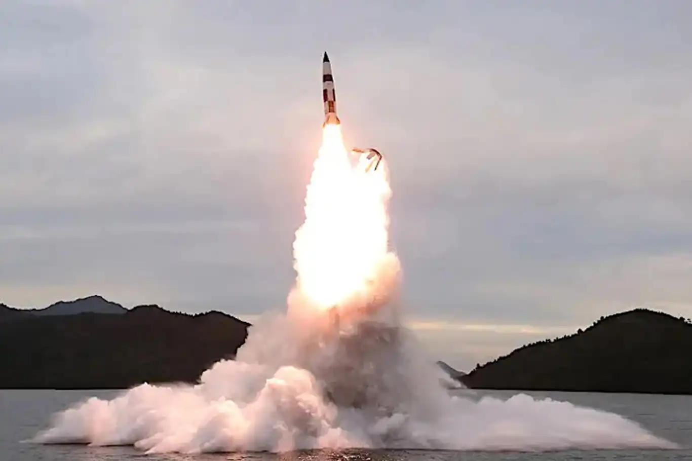 Kuzey Kore, Japon Denizi'ne balistik füze fırlattı