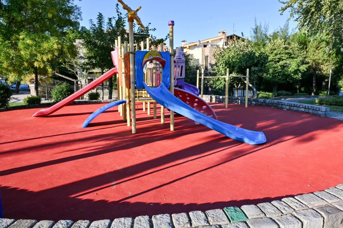 Manisa’da Park ve Oyun Alanlarının Zeminleri Yenileniyor