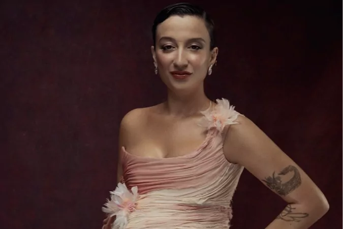 Melike Şahin’in Yeni Şarkısı “Ölmem Ölemem” Müzik Listelerinde Zirveye Oynuyor