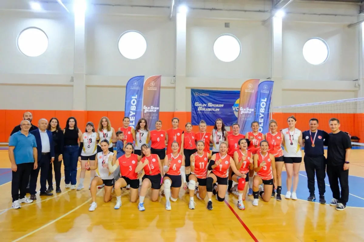İzmir’de Kadınlar Voleybol Şampiyonu İl Millî Eğitim Müdürlüğü Oldu