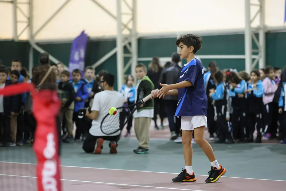 Bursa’da Yüzlerce Öğrenci Ücretsiz Tenis Eğitimi Alıyor