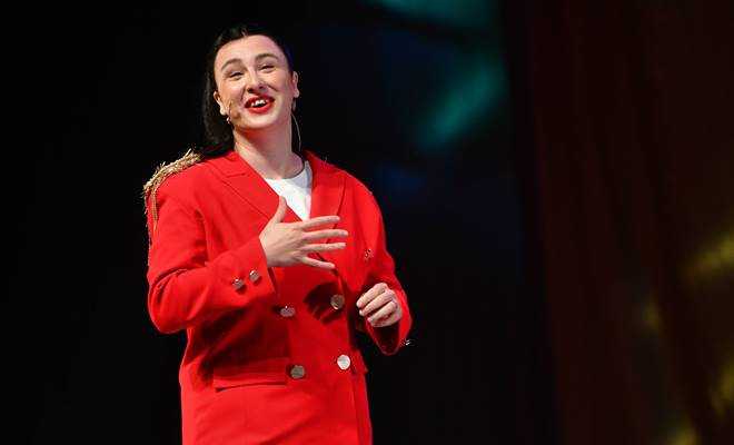 Harbiye Açıkhava'da Yasemin Sakallıoğlu'nun Eğlenceli Şovu İzleyicileri Büyüledi
