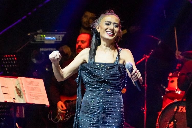 Yıldız Tilbe: Türkiye'nin En Eğlenceli Kadın Şarkıcı