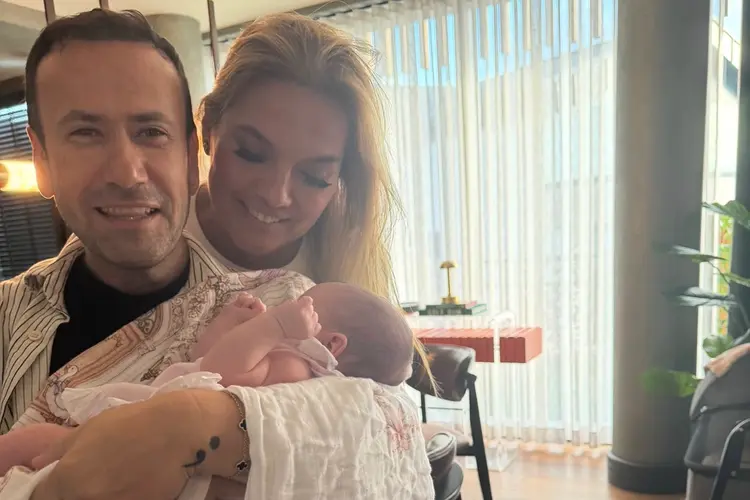 Demet Akalın’dan Berkay ve Özlem Ada Şahin’in Bebeği Mihre’ye Ziyaret
